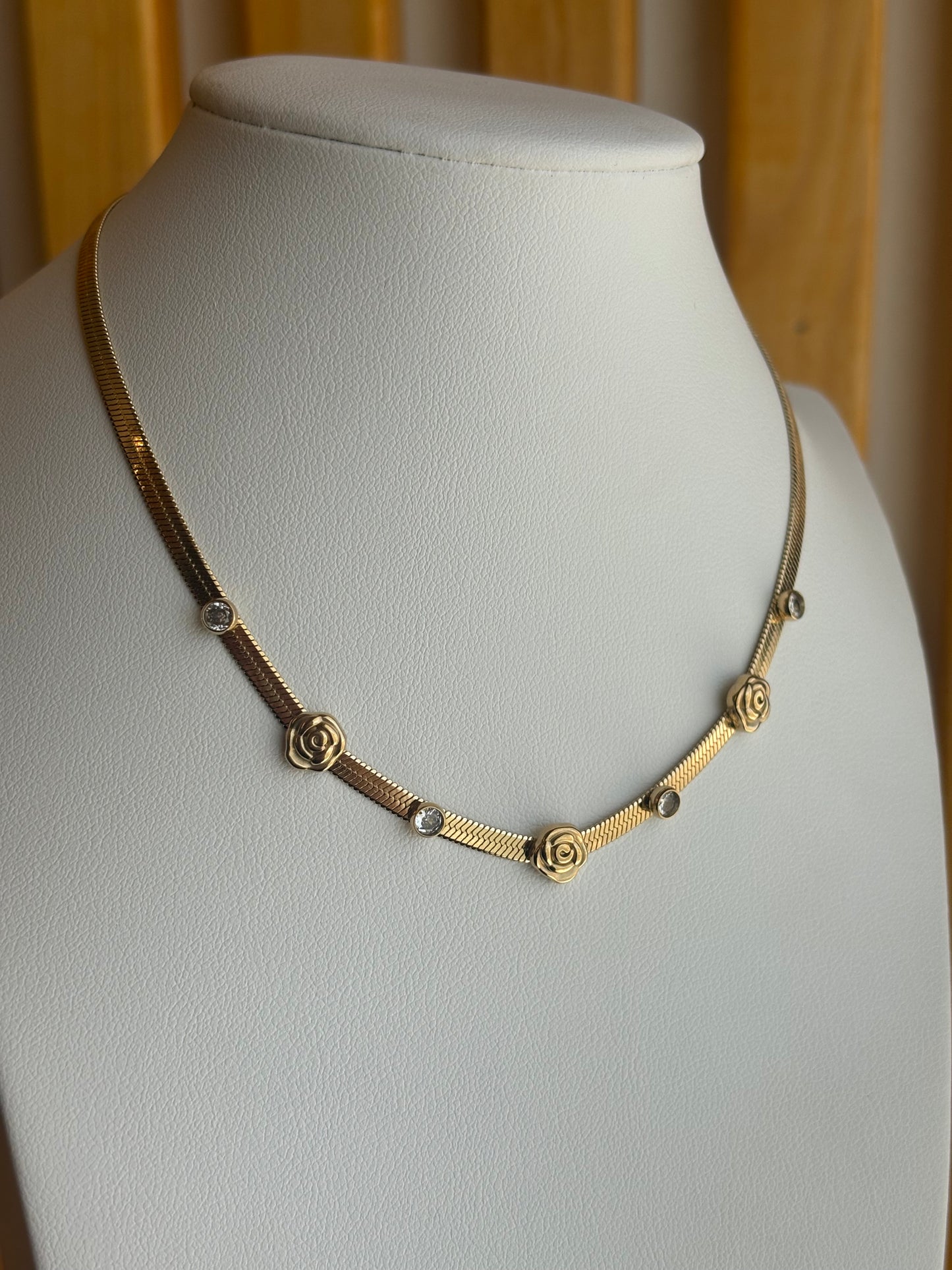 Collana snake con rose Gioielleria Riccardi.