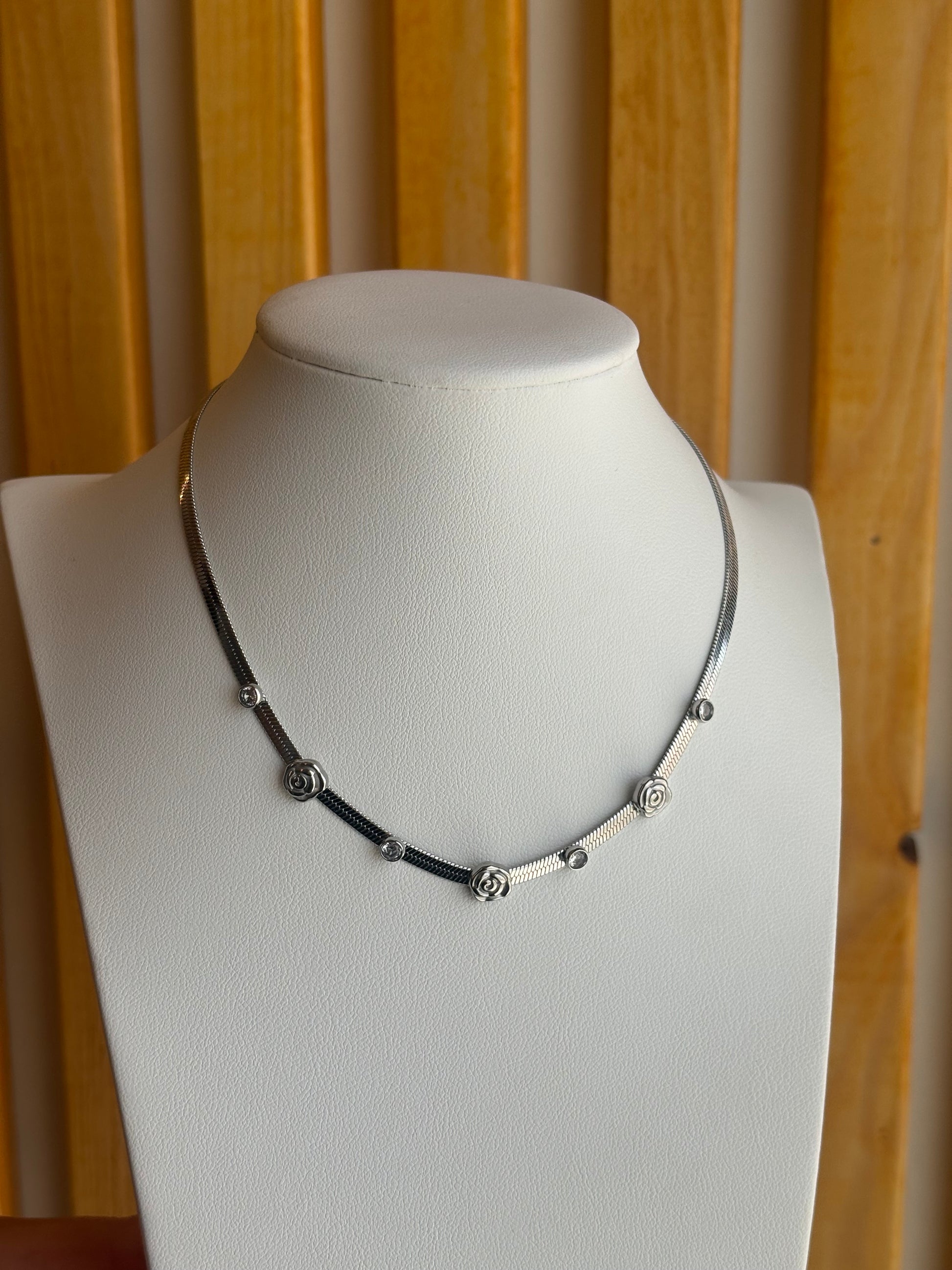 Collana snake con rose  Gioielleria Riccardi.
