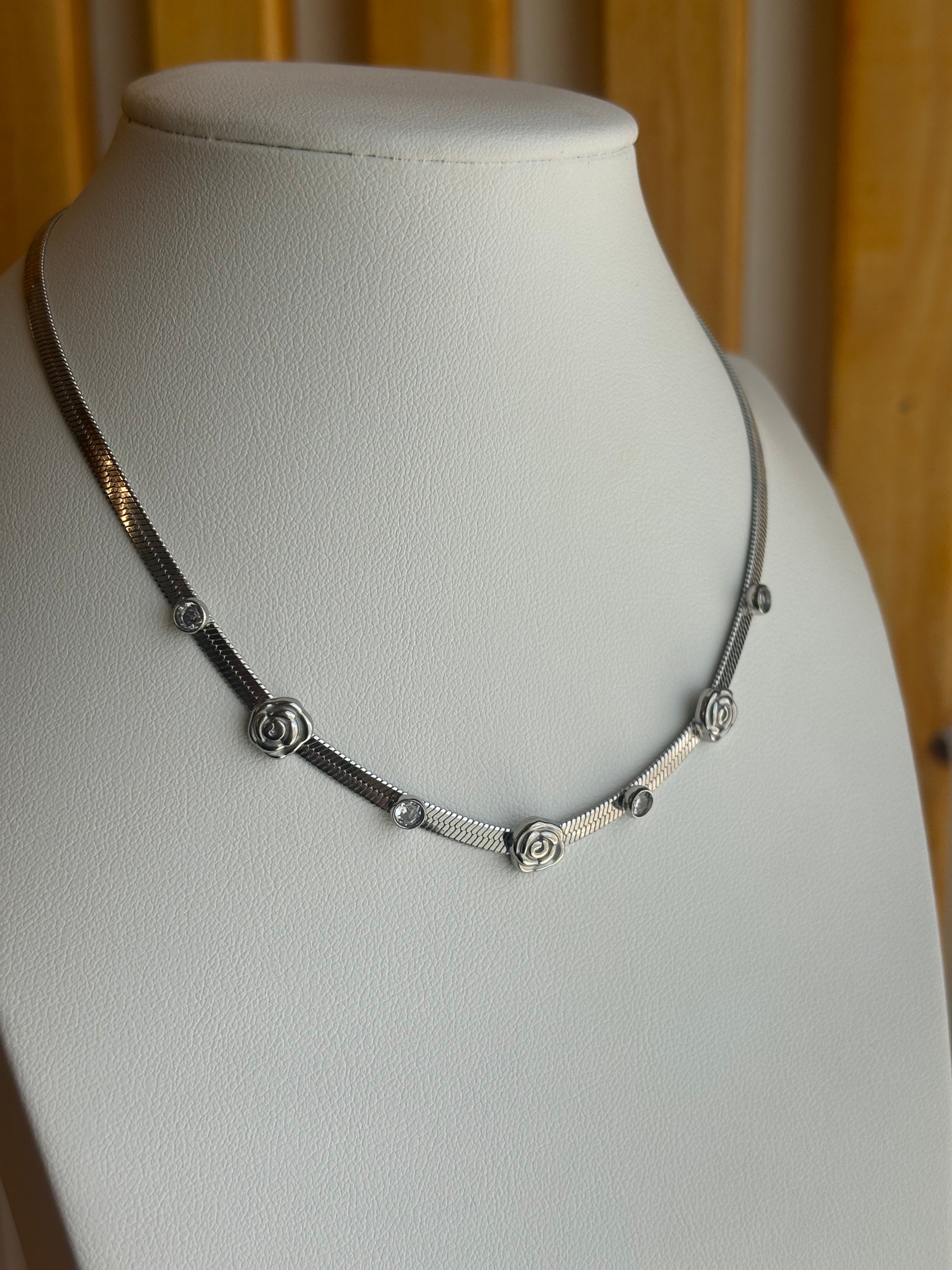 Collana snake con rose  Gioielleria Riccardi.